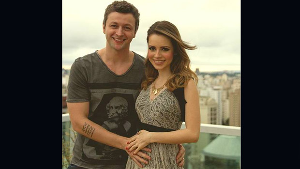 A cantora Sandy posta foto grávida ao lado do marido, Lucas Lima