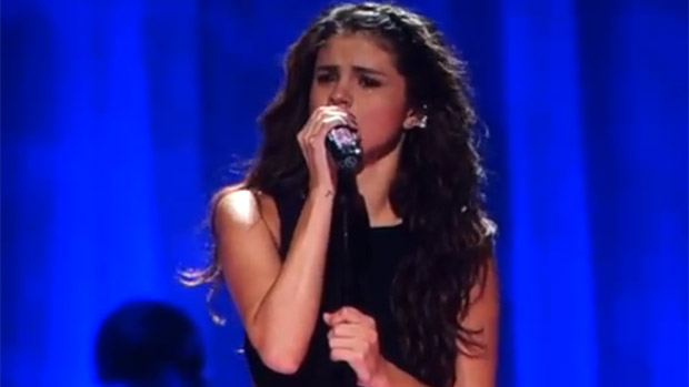 A cantora Selena Gomez chora ao cantar música que seria endereçada para o ex, Justin Bieber
