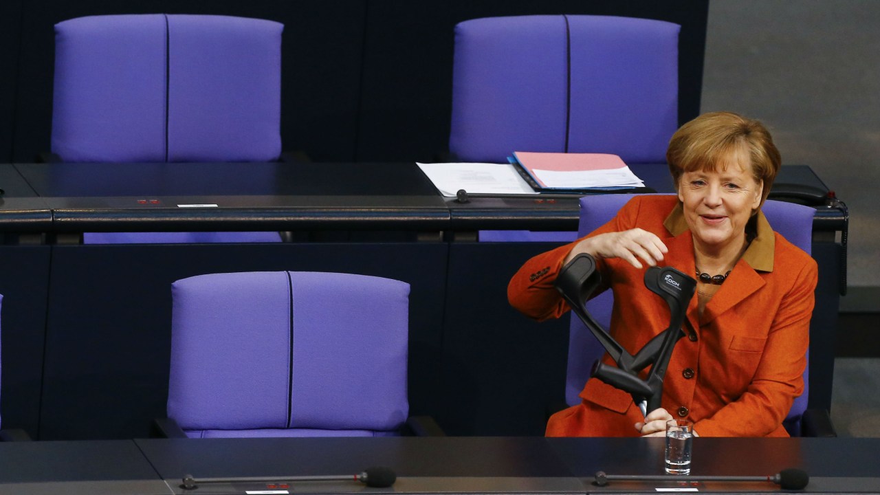 A chanceler alemã Angela Merkel realizou o primeiro discurso de seu terceiro mandato na Câmara Baixa do Parlamento. Ela chegou ao local apoiada em muletas.