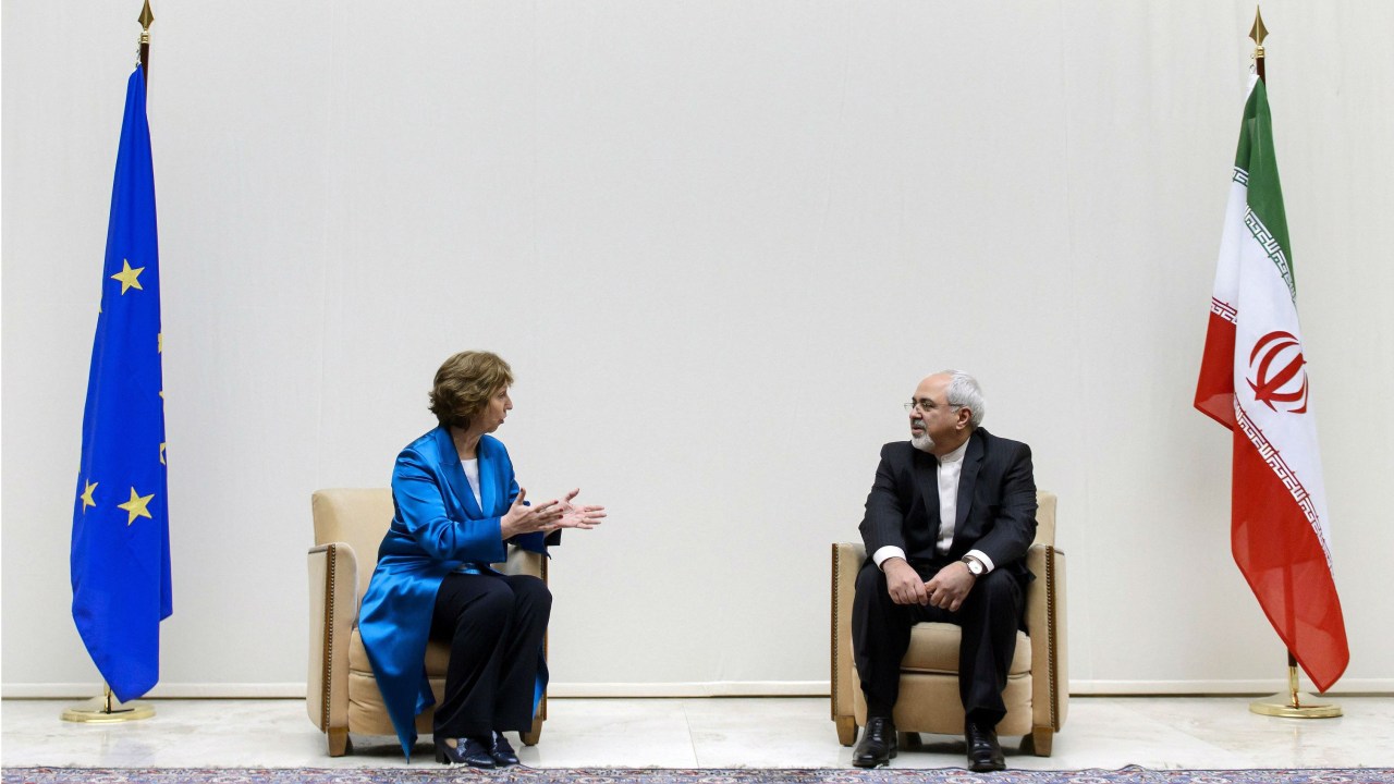 A chefe de política externa da União Europeia, Catherine Ashton, conversa com o chanceler iraniano, Mohammad Javad Zarif, em Genebra, na Suíça
