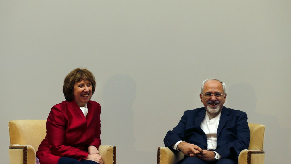 A chefe de política externa da União Europeia, Catherine Ashton, e o chanceler iraniano, Mohammad Javad Zarif, posam para fotos durante as negociações em Genebra, na Suíça