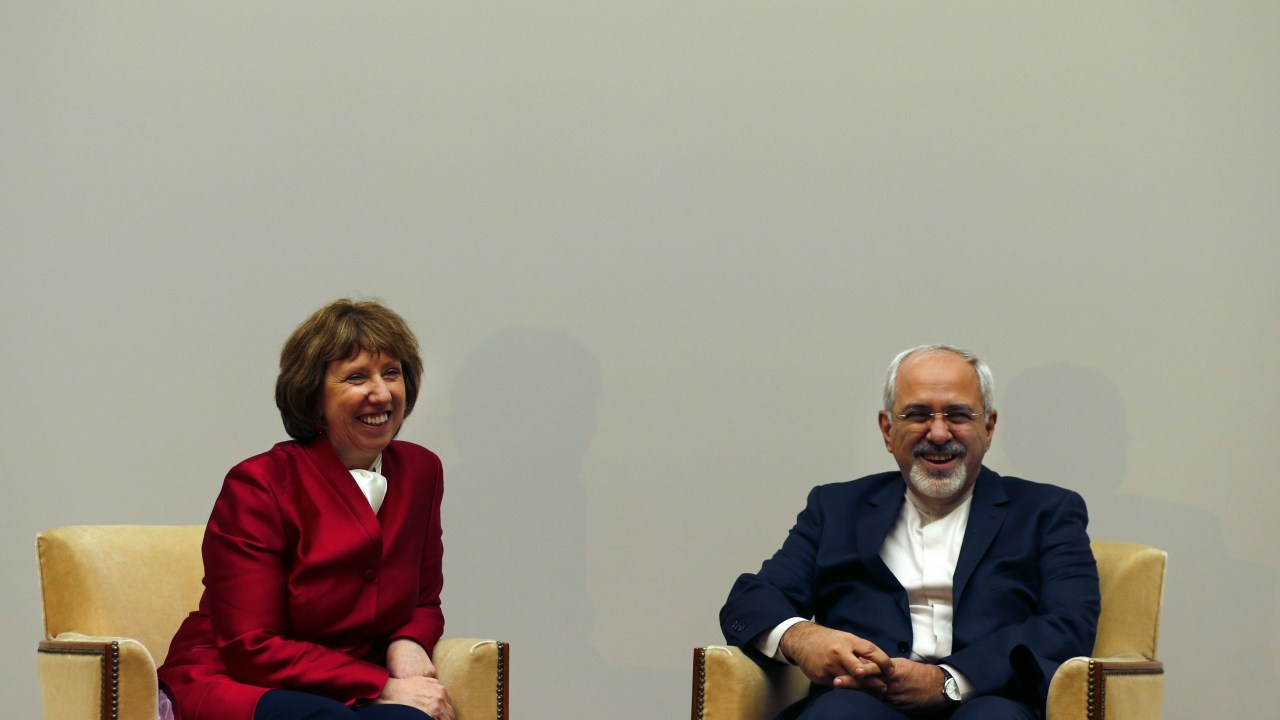A chefe de política externa da União Europeia, Catherine Ashton, e o chanceler iraniano, Mohammad Javad Zarif, posam para fotos durante as negociações em Genebra, na Suíça