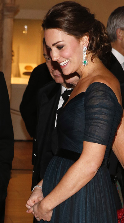 A duquesa Kate Middleton exibe barriga de cinco meses de gestação em evento de gala, em Nova York