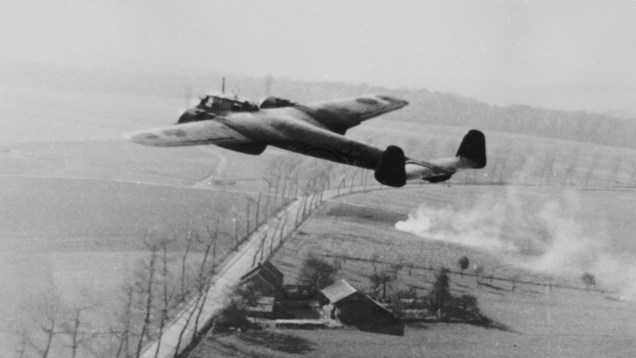 O Dornier Do 17 da Luftwaffe, a Força Aérea alemã, fotografado em combate durante a II Guerra Mundial, segundo registro sem data do museu da Força Aérea Britânica