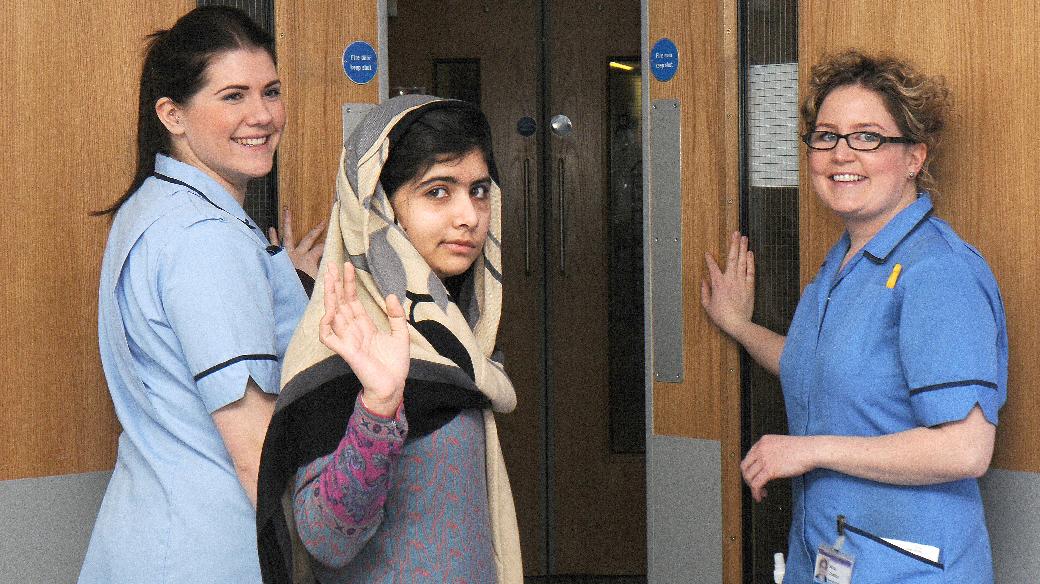 A jovem Malala Yousafzai deixa o hospital Queen Elizabeth, em Birmingham