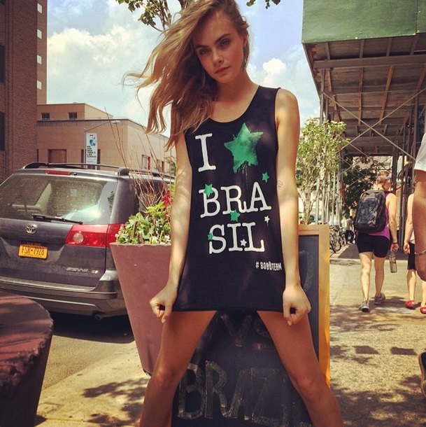 A modelo britânica Cara Delevingne veste camiseta em homenagem ao Brasil e na legenda: "Eu amo o Brasil".