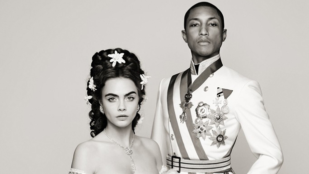 A modelo Cara Delevingne e o músico Pharrell Williams, em produção da grife Chanel