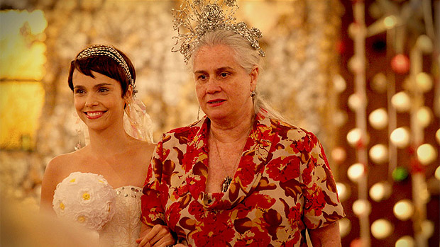 A noiva Nina (Débora Fallabela) é escoltada por Lucinda (Vera Holtz), a mãe do Lixão