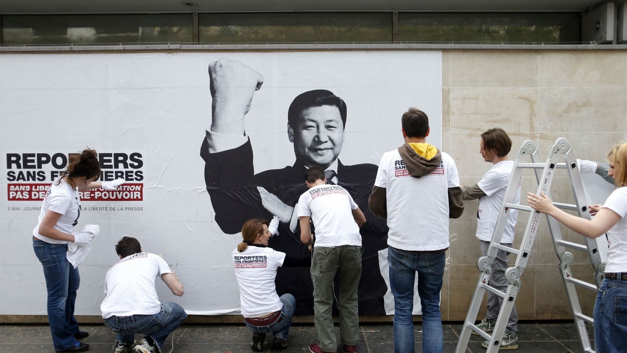 A organização internacional Repórteres sem Fronteiras cola montagem do presidente da China Xi Jinping, considerado um violador da liberdade de imprensa.