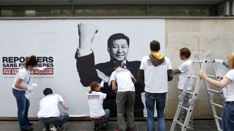 A China promoveu uma abertura econômica, mas se mantém comunista. Xi Jinping, que assumiu a presidência em março deste ano, foi incluído na lista de "predadores da liberdade de informação"