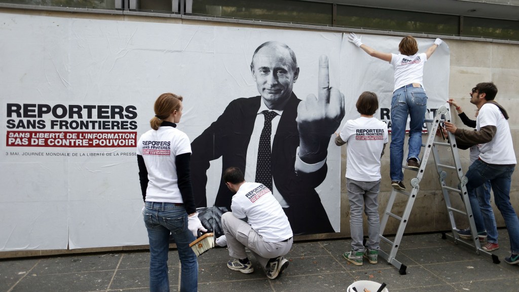 A organização internacional Repórteres sem Fronteiras cola montagem do presidente da Rússia Vladimir Putin, considerado um violador da liberdade de imprensa.