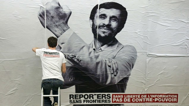 O iraniano Mahmoud Ahmadinejad aparece dando uma banana para a imprensa, em montagem feita pela ONG Repórteres sem Fronteiras