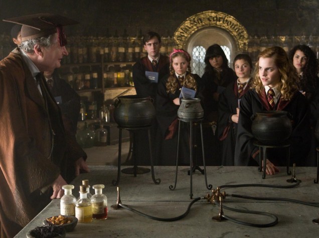 A personagem Hermione (Emma Watson) em aula da escola de magia Hogwarts