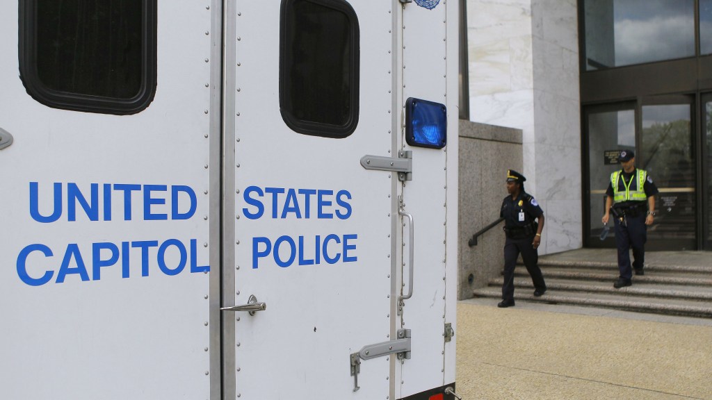 A polícia do Capitólio ordenou a evacuação de algumas áreas do prédio de escritórios do Senado em Washington por causa de correspondências suspeitas