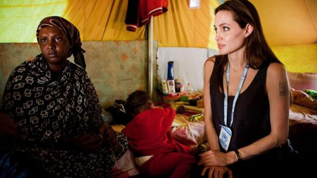 A presença da atriz Angelina Jolie animou os refugiados entre a Tunísia e a Líbia
