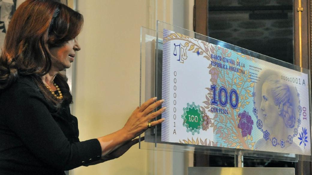 A presidente argentina, Cristina Kirchner, durante a apresentação do novo modelo da nota de 100 pesos, em homenagem aos 60 anos de Eva Perón, em julho de 2012