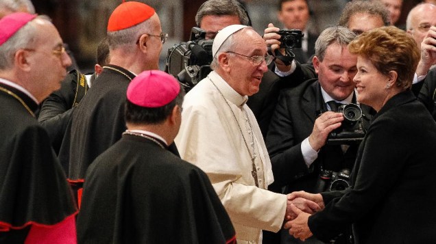 A presidente Dilma Rousseff cumprimenta o papa Francisco após a missa inaugural de seu pontificado