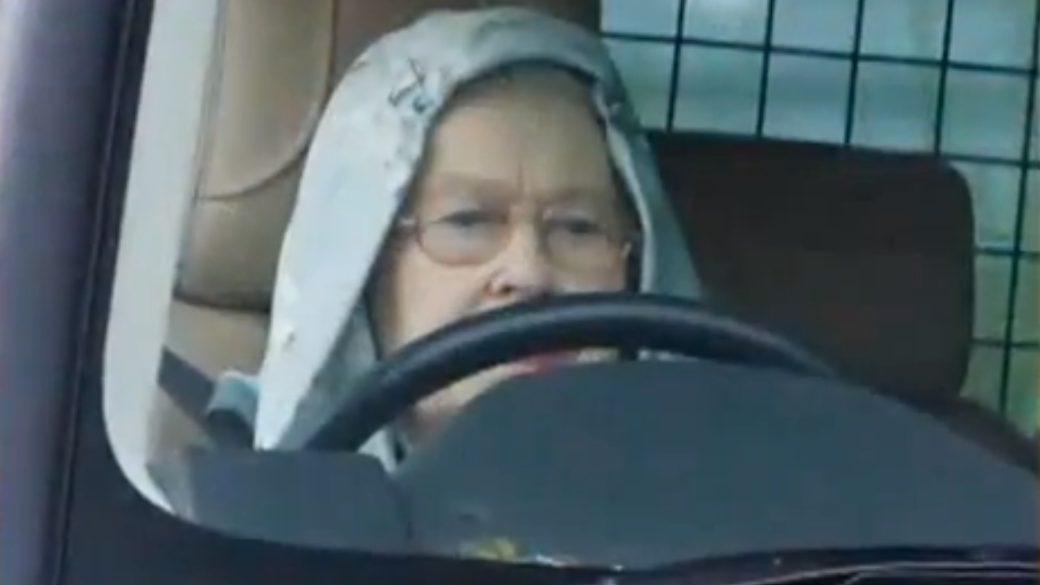 A rainha Elizabeth II dirige sua Range Rover na Escócia