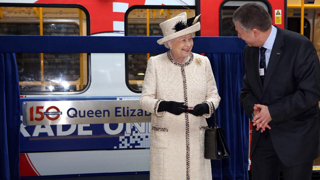 A rainha Elizabeth II durante visita à estação de metrô de Baker Street, em Londres
