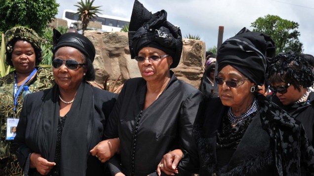 A viúva de Nelson Mandela, Graça Machel (centro), e sua ex-mulher Winnie Mandela chegam para o funeral em Qunu