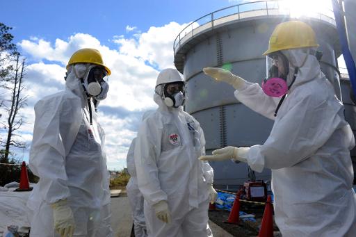 Funcionários da Tepco durabte inspeção na central nuclear de Fukushima em 13 de novembro