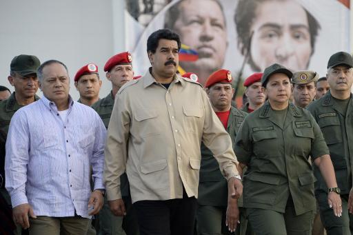 O presidente venezuelano, Nicolás Maduro (c), o presidente do Parlamento, Diosdado Cabello (e), e o ministro da Defesa, Carmen Melendez, caminham com militares de alta patente, em uma cerimônia em Caracas, em 27 de dezembro de 2013