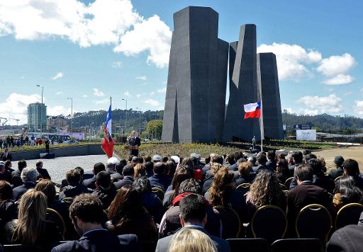 Presidente chileno inaugura memorial às vítimas do terremoto de Concepción em 23 de outubro de 2013