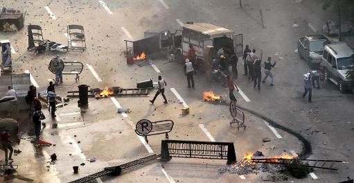 Membros da Irmandade Muçulmana e partidários do presidente deposto Mohamed Mursi bloqueiam a rua Ramsis no confronto com a polícia, no Cairo, em 6 de outubro de 2013