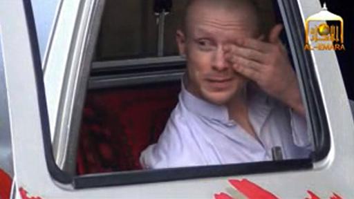 Imagem capturada de vídeo lançado em 4 de junho de 2014 pela Al-Emara mostra o sargento norte-americano Bowe Bergdahl sentado numa camionete num local não identificado no Afeganistão