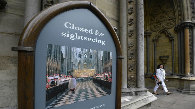 A Abadia de Westminster foi fechada após um homem vandalizar um retrato da rainha Elizabeth II