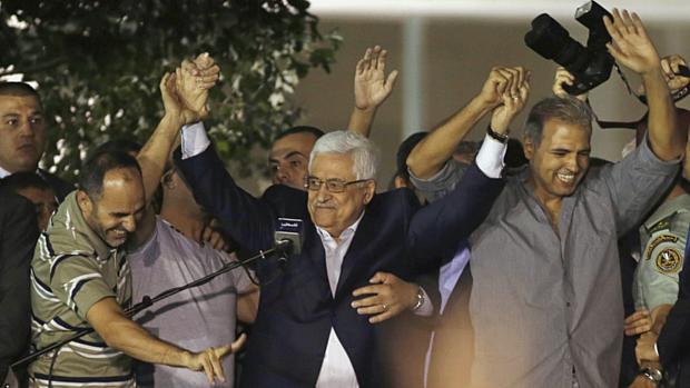 Presidente palestino Mahmoud Abbas comemora com presos palestinos recém libertados por Israel