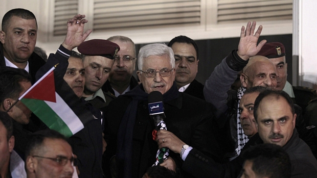 O presidente da Autoridade Palestina, Mahmoud Abbas, discursa ao receber ex-presos palestinos em Ramallah em dezembro de 2013.