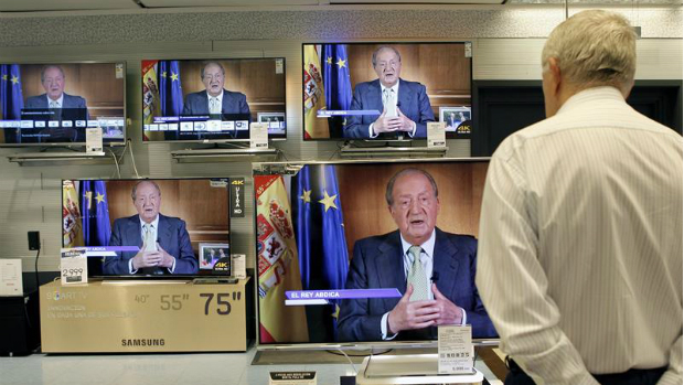 Um senhor espanhol assiste pela TV o pronunciamento do rei Juan Carlos em uma loja de Madri