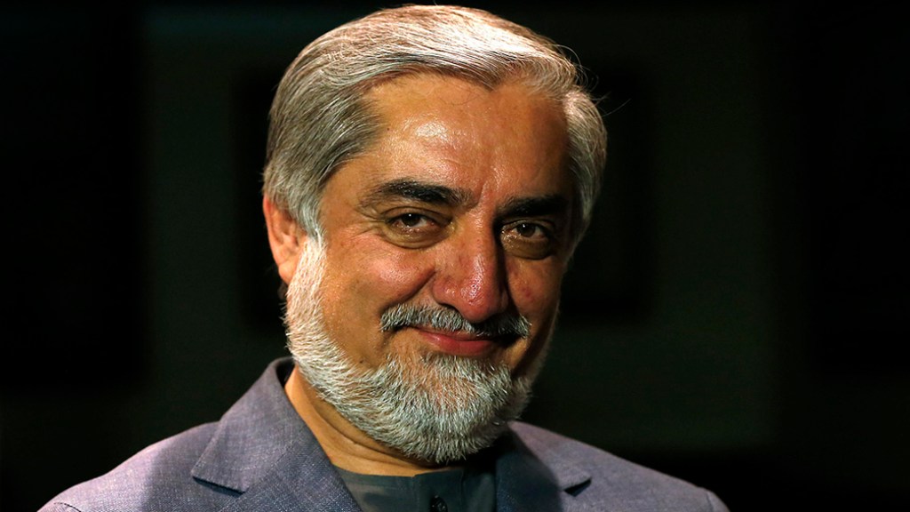 Abdullah Abdullah, ex-ministro de relações exteriores, lidera eleições para presidente no Afeganistão