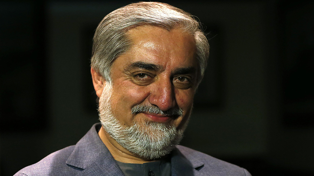 Abdullah Abdullah, ex-ministro de relações exteriores, lidera eleições para presidente no Afeganistão