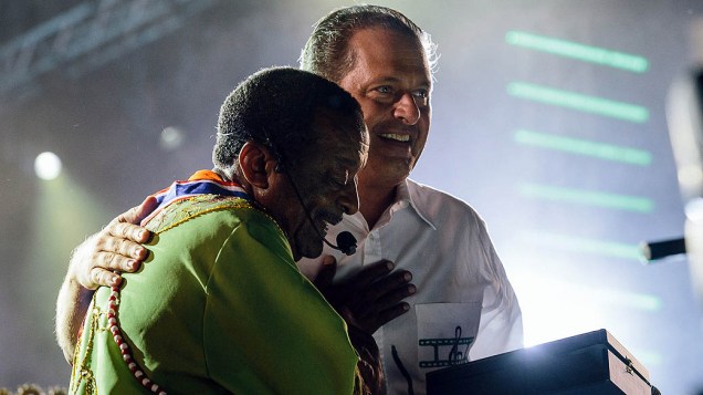 Eduardo Campos recebe Naná Vasconcelos, durante a Abertura do Carnaval 2013 de Recife