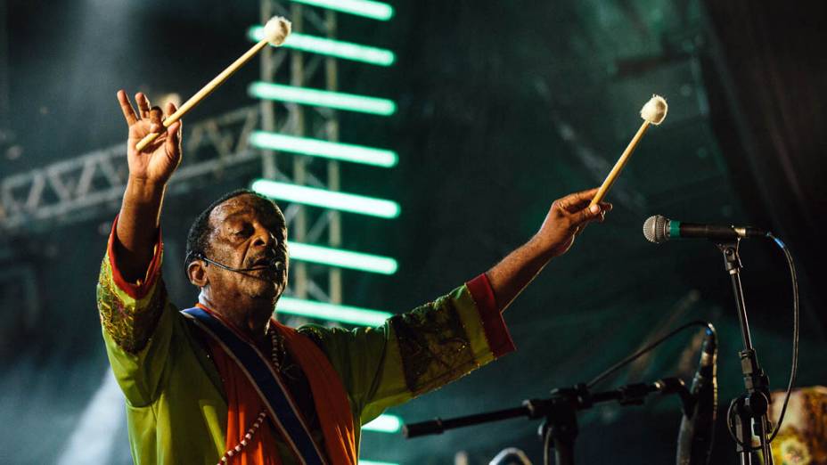 O percussionista Naná Vasconcelos abriu o carnaval 2013, de Recife