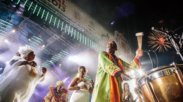 Naná Vasconcelos, acompanhado de 500 batuqueiros abre o carnaval de Recife, no Marco Zero