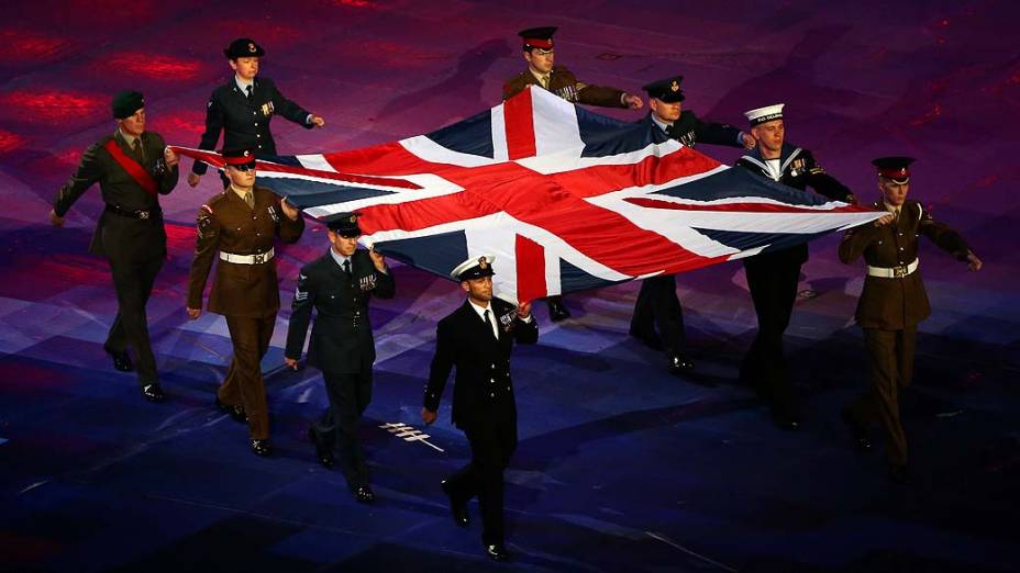 Oficiais carregam bandeira britânica durante cerimônia de abertura da Paralimpíada em Londres