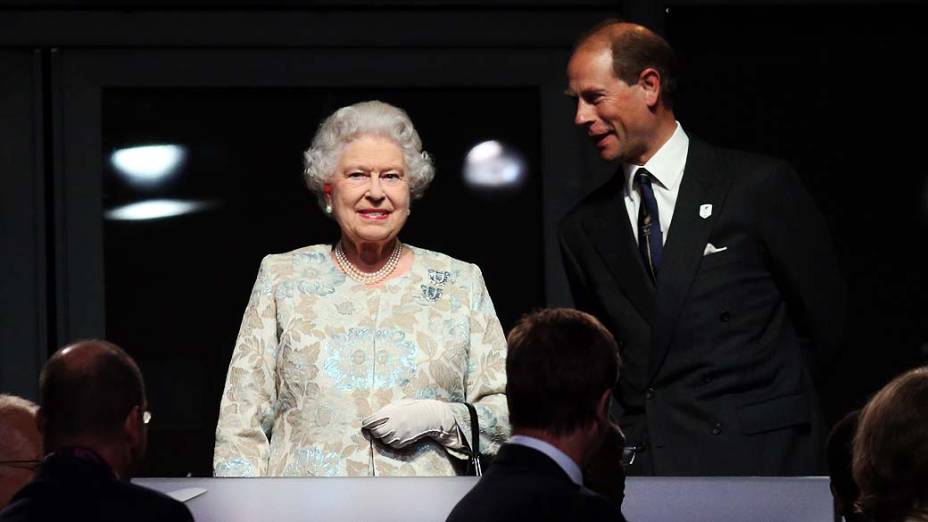 Rainha Elizabeth II e o príncipe Edward durante cerimônia de abertura da Paralimpíada