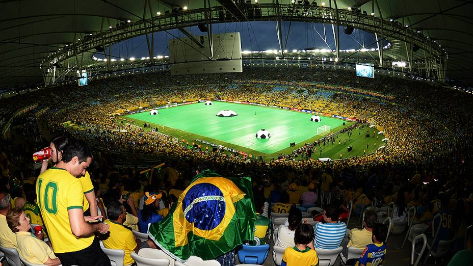 Os torcedores de futebol apoiam o estádio festivo do público do dia do jogo  da seleção nacional durante um jogo torcendo