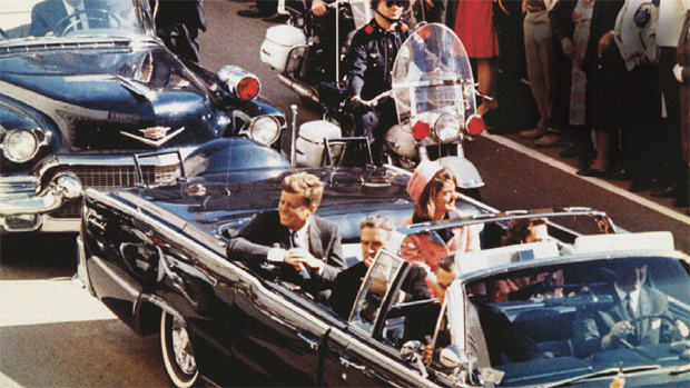Rumo à morte: Um minuto depois que esta foto foi tirada, a bala do fuzil de Oswald explodiria o cérebro de Kennedy