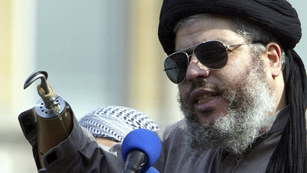 O clérigo radical Abu Hamza discursa em ato na praça Trafalgar, em Londres, em 2002