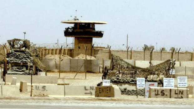 A entrada da famosa prisão de Abu Ghraib , na periferia de Bagdá