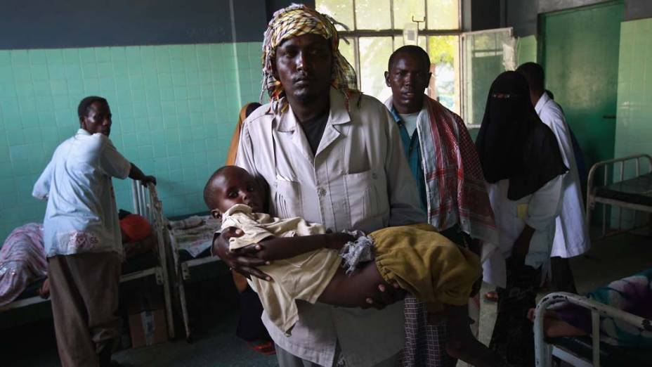 Yasin Sudi com seu filho Ayub Yasin, 6 anos, no hospital Banadir em Mogadíscio, Somália