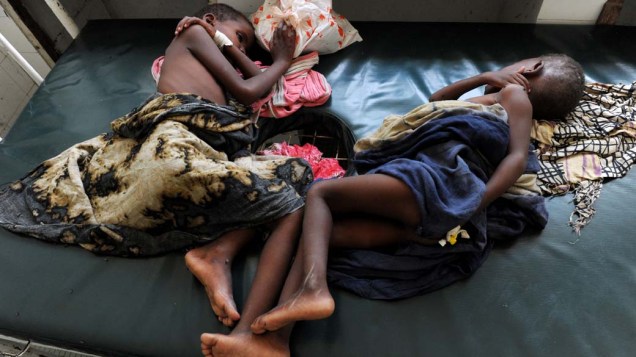 Crianças doentes em hospital em Mogadíscio, Somália