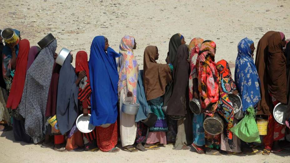 Mulheres somalis fazem fila para receber ajuda alimentar em Mogadíscio, Somália