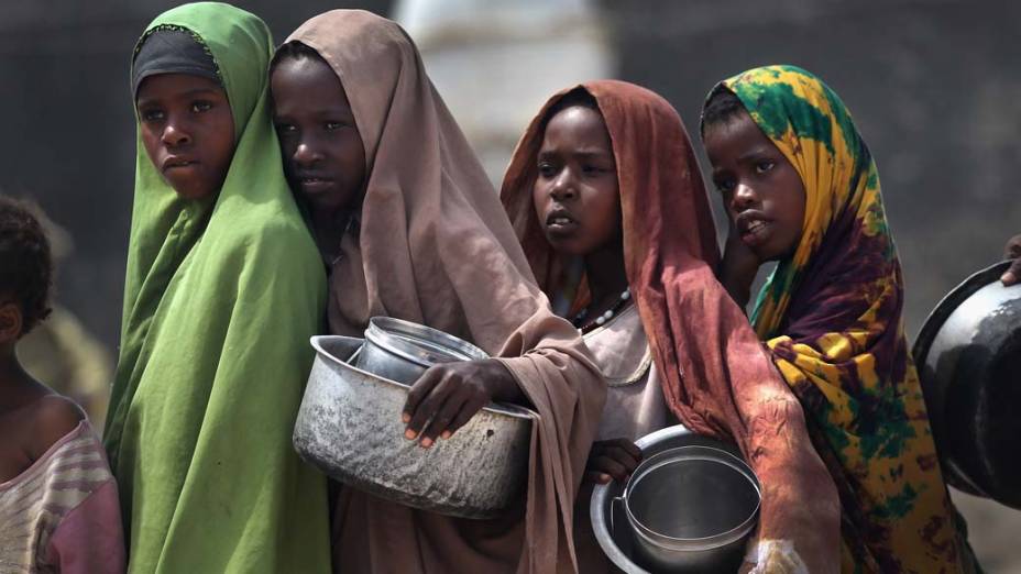 Garotas somalis fazem fila para receber ajuda alimentar em Mogadíscio, Somália