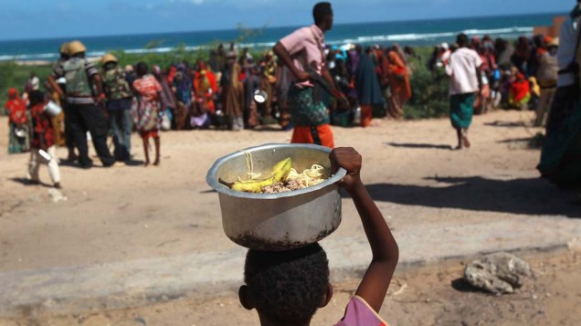 Somalis aguardam para receber ajuda alimentar em Mogadíscio, Somália