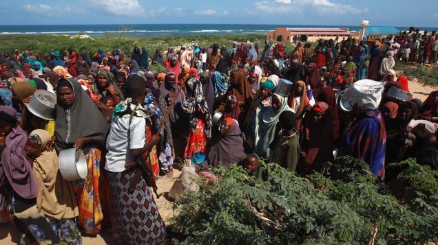 Somalis aguardam para receber ajuda alimentar em Mogadíscio, Somália